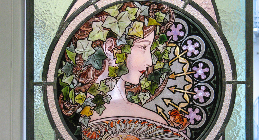 Detailansicht Jugendstil Glasmalerei Motiv Efeu nach Alfons Mucha, als Fensterverglasung oder Raumteiler