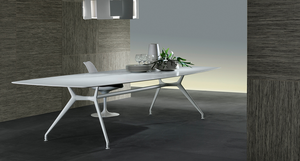 Manta Tisch von Rimadesio. Struktur aus Aluminium mit 4 Beinen, kombiniert mit einer weißen Platte.